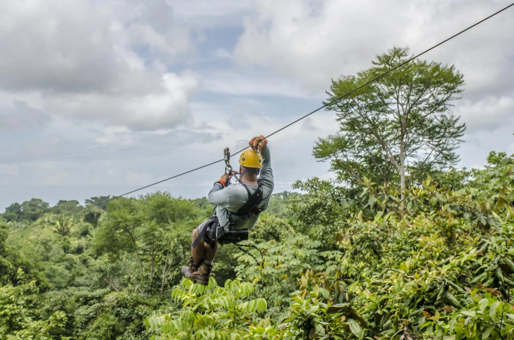 15 Lokasi Flying Fox Outbound Populer di Indonesia untuk Team Building Dewasa